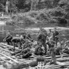 Franchissement rivière sur radeau de fortune - Congo 1963 